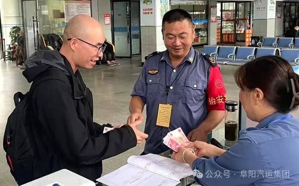 監(jiān)控找失主 失物送手中